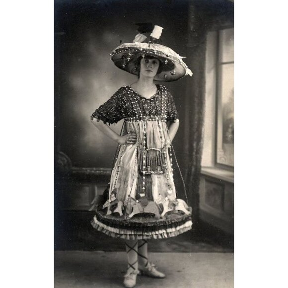 ❌ 12/11 Theatrical Thursday Vintage Fashion Share - Picture 7 of 9